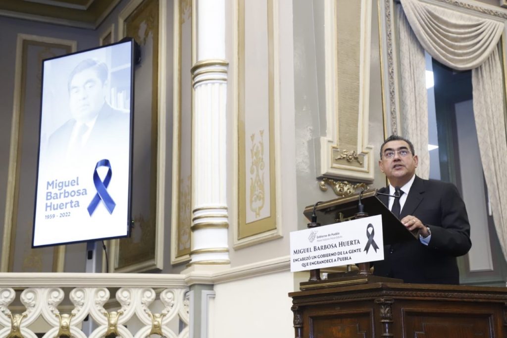 Rinde homenaje póstumo al gobernador Miguel Barbosa en la sede del Congreso