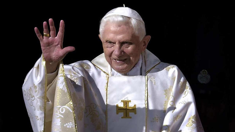 Benedicto XVI se encuentra en estado grave, pero estable