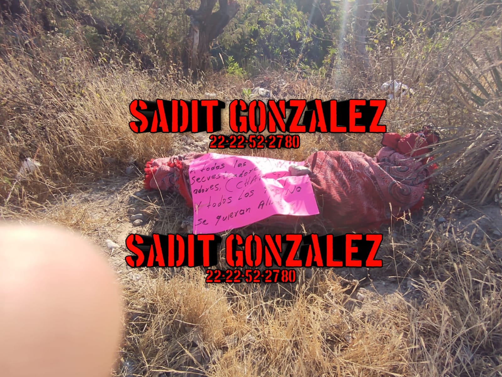 Mañana sangrienta en Puebla: Cadáver de un hombre ejecutado. encobijado y con un narcomensaje en Tehuacán.