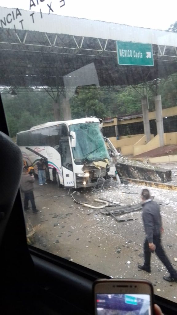 Al menos 10 heridos, algunos de gravedad, saldo de accidente en Huauchinango