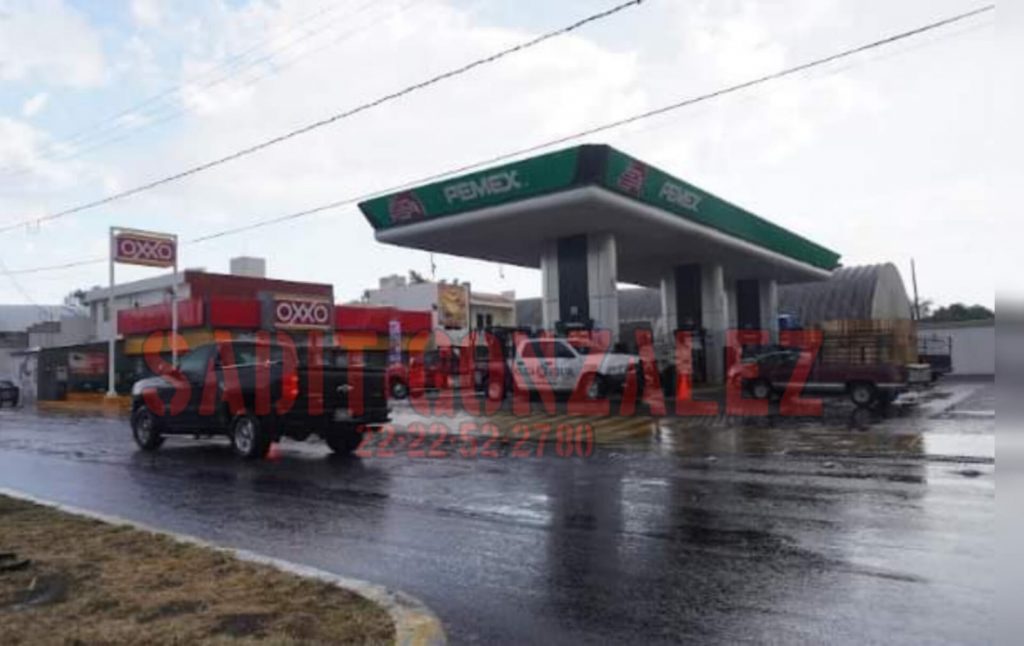 Atracan gasolinera y se llevan jugoso botín en Tecamachalco