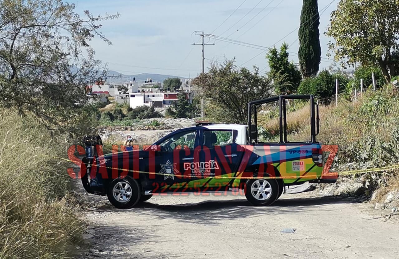 Video desde Puebla: Tiran cadáver de un hombre con huellas de violencia en la colonia Santa Lucía
