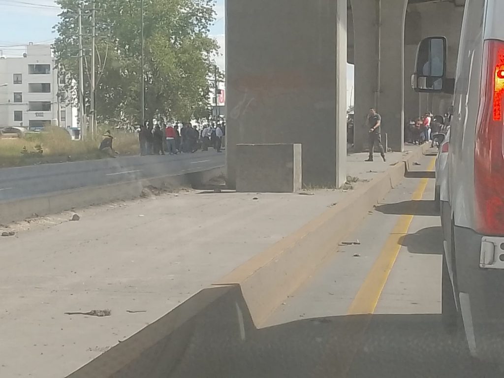 Comerciantes de la Central de Abasto cierran la autopista