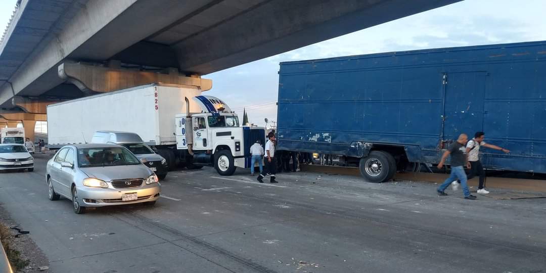 Conductor de tractocamión y su acompañante perdieron la vida en accidente sobre la Mexico-Puebla