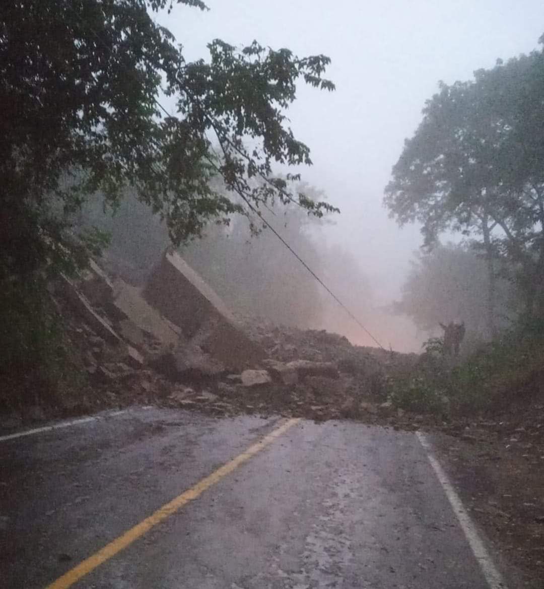 Fotonota: Deslave en la carretera Carrizal-Pantepec
