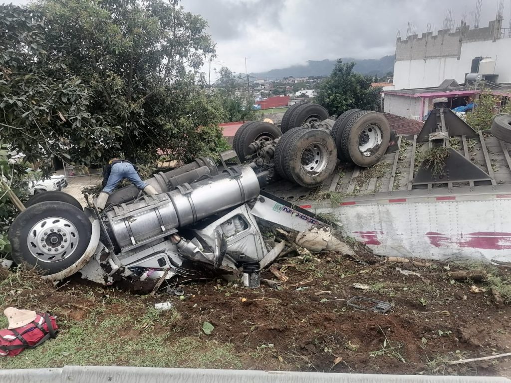 Vuelca camión sobre una casa en Huauchinango