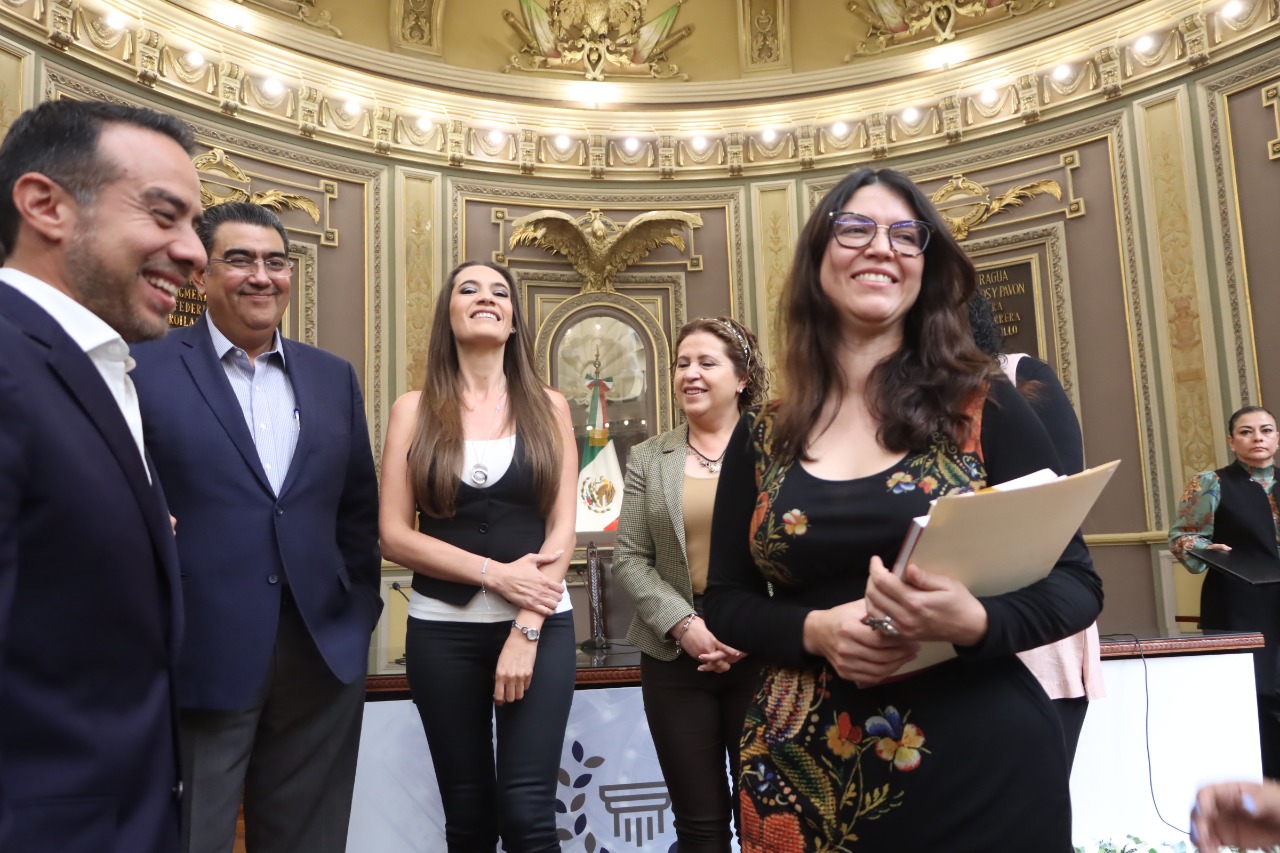 Reconocen en el Congreso del Estado la trayectoria de la escritora poblana Mónica Rojas Rubín