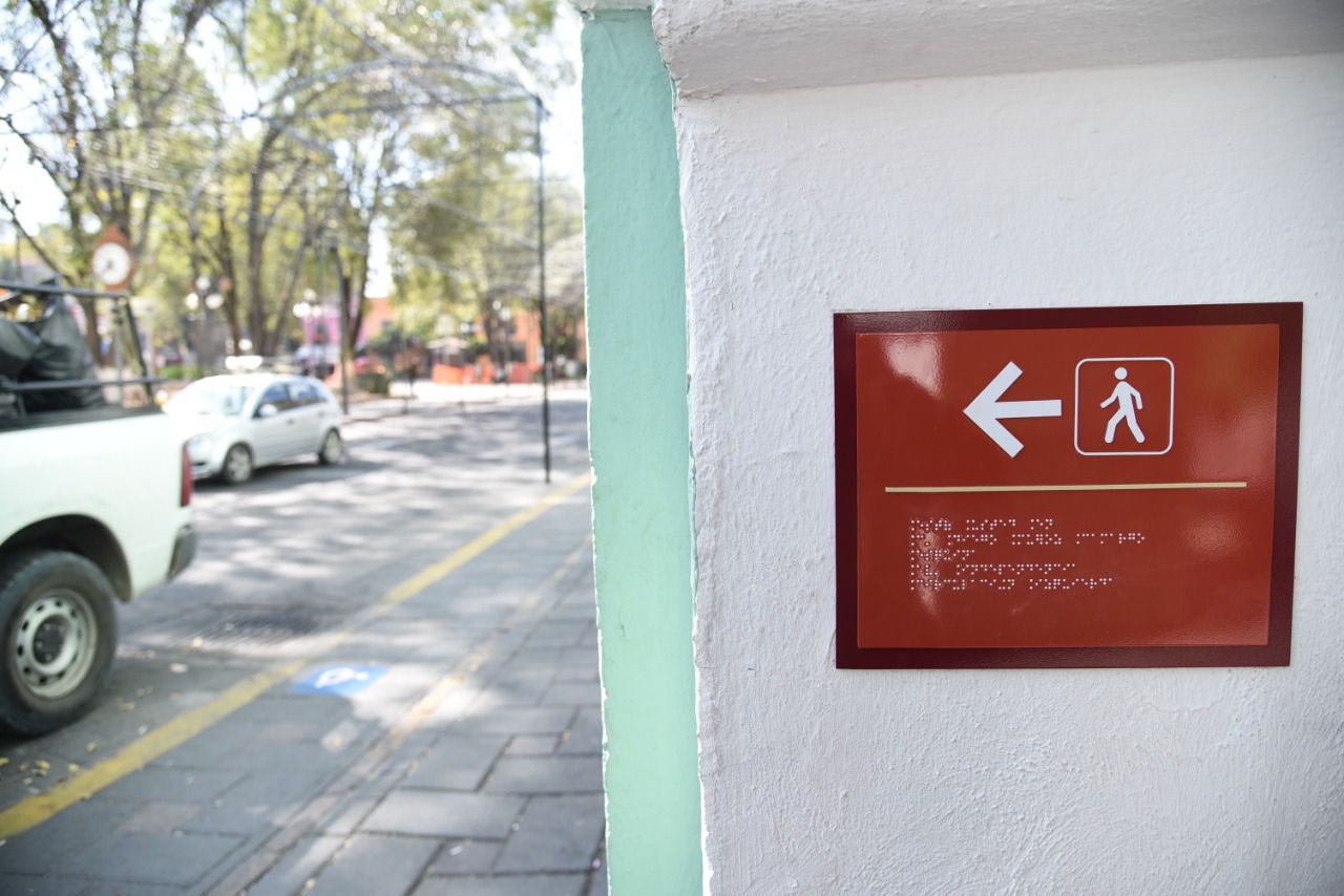 Coloca ayuntamiento de Tlaxcala placas con nomenclatura braille en el primer cuadro de la capital
