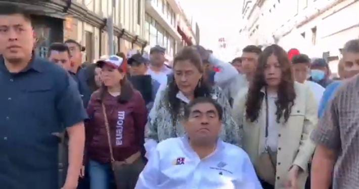 Video desde Puebla: Miguel Barbosa encabeza marcha multitudinaria a favor de AMLO y la 4T