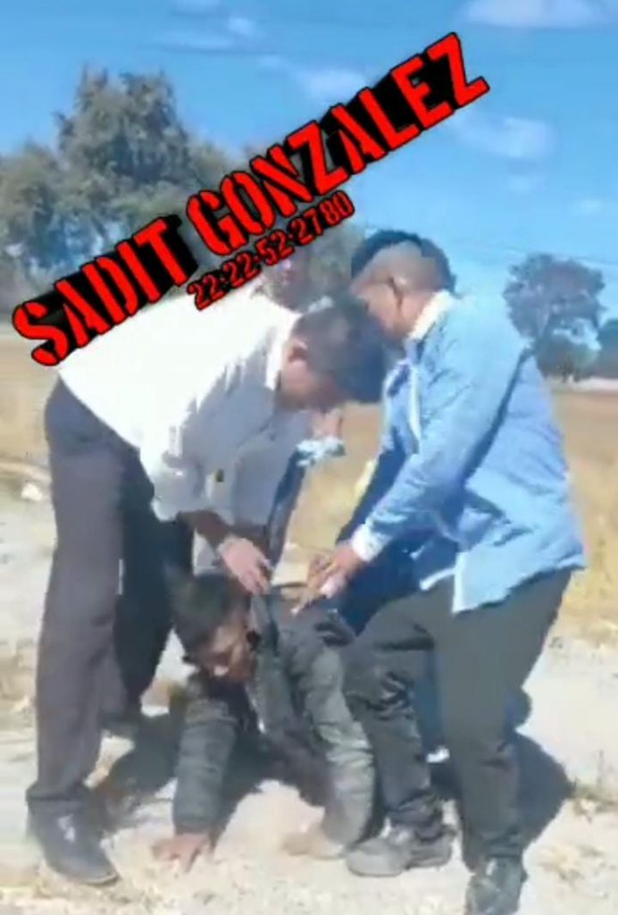 Video desde Puebla: Lo someten por apedrear un camión en Amozoc