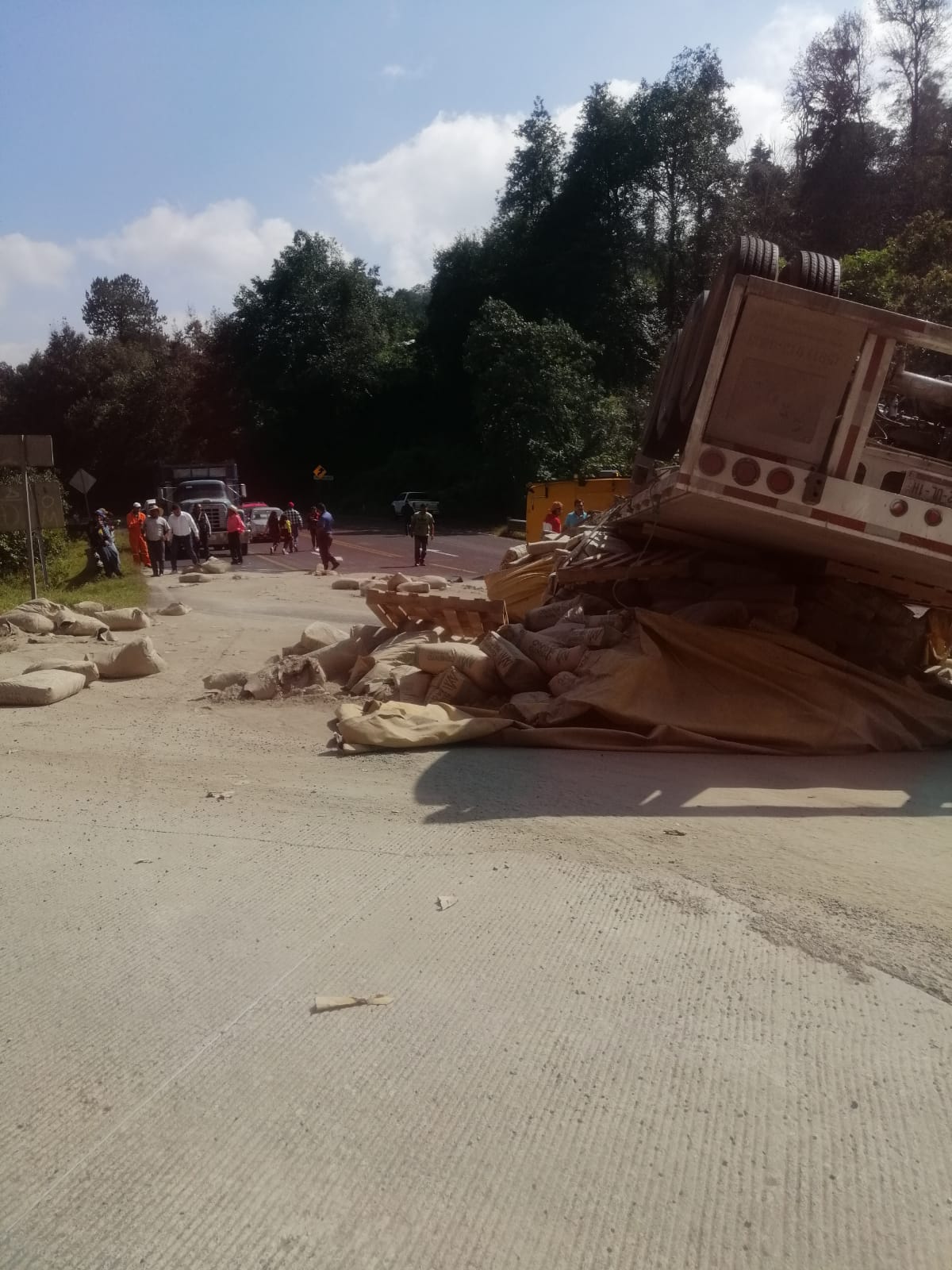 Video desde Puebla: Vuelca tracto camión en la México- Tuxpan; sin lesionados