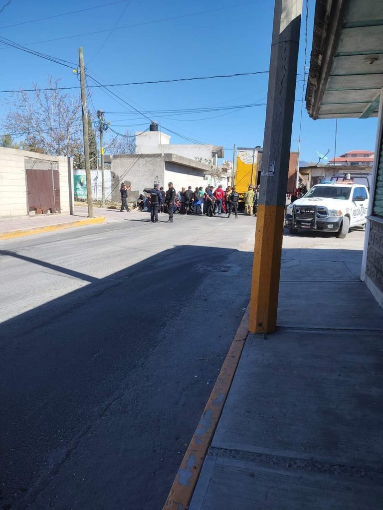 Detienen camión que transportaba migrantes en Acajete