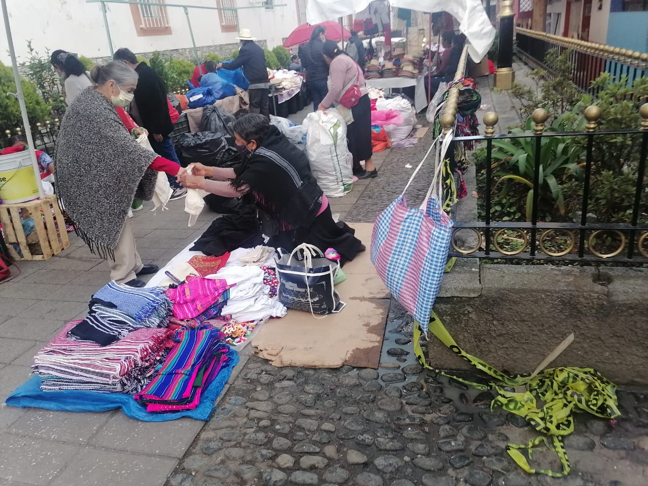 Ayuntamiento de Huauchinango permite que ambulantes se instalen en calle cerrada y restringida por riesgo de colapso