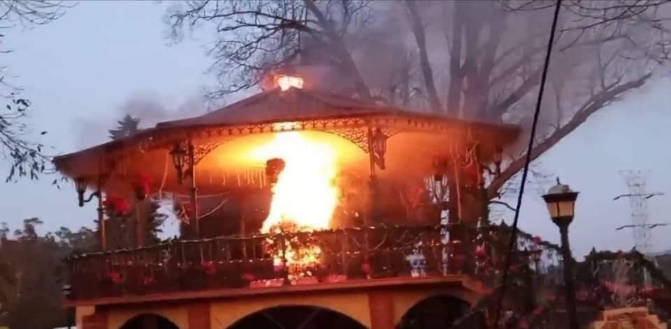 Se le quema el árbol de navidad a presidente auxiliar de Beristain, Ahuazotepec