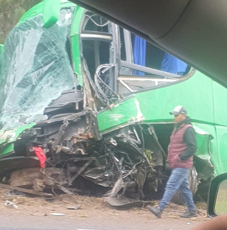 Varios heridos por choque entre autobús y camioneta en Huauchinango