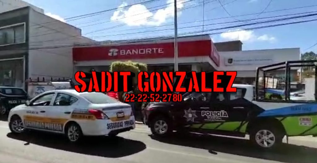 A punta de pistola dos sujetos asaltan Banorte en la colonia Anzures