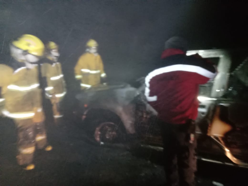 Por corto circuito se incendia camioneta en la carretera Mexico – Tuxpan