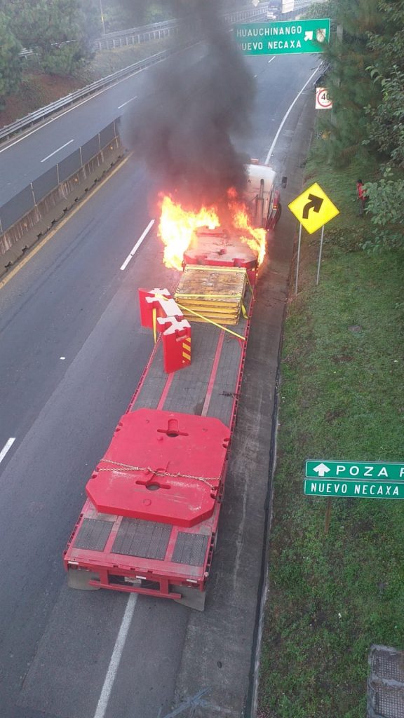 Se quema camión en la México-Tuxpan