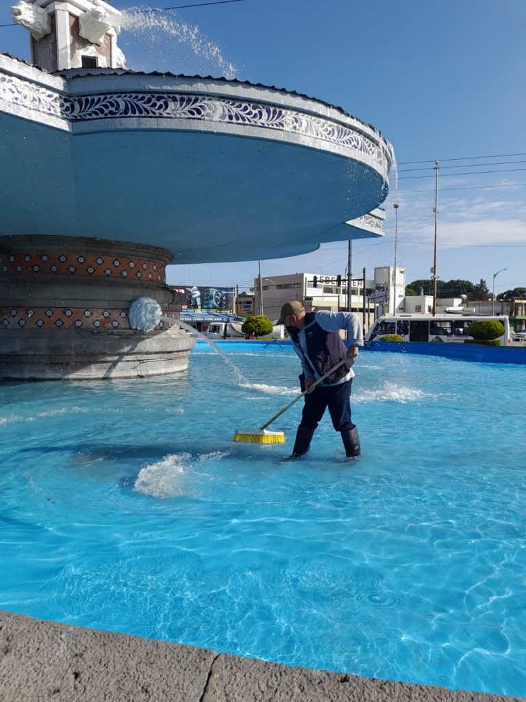 Dan mantenimiento a parques y jardines de Puebla capital