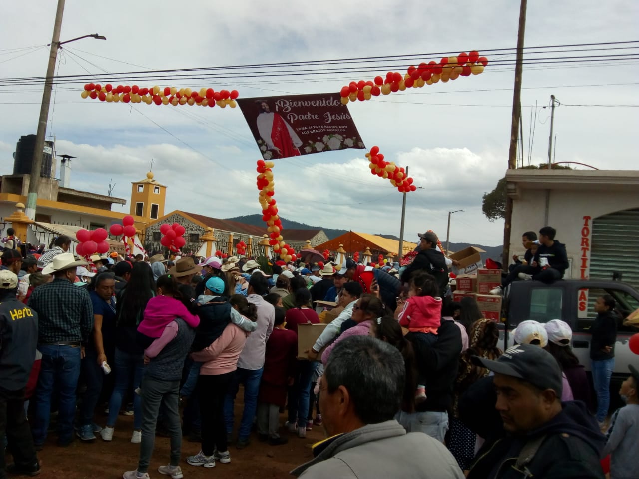 Fotonota: Procesión religiosa obstaculiza la carretera Chignahuapan- Tlaxco-Aquixtla