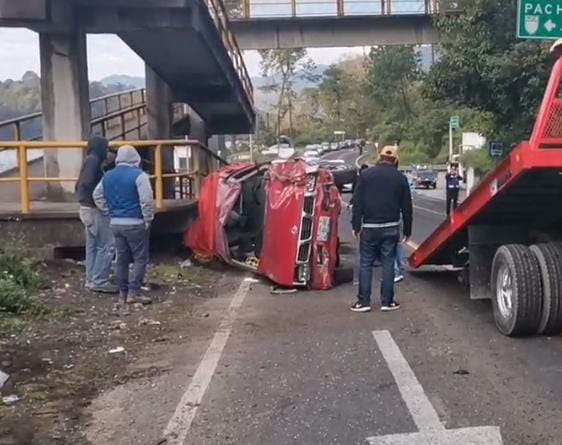 Sigue ola de accidentes en la México Tuxpan; se volcó camioneta en Juan Galindo