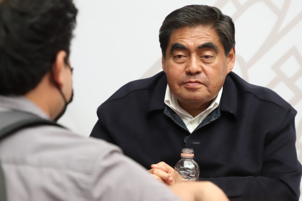 “Cada paso es distinto y se piensa”: Miguel Barbosa a joven beneficiario con una prótesis