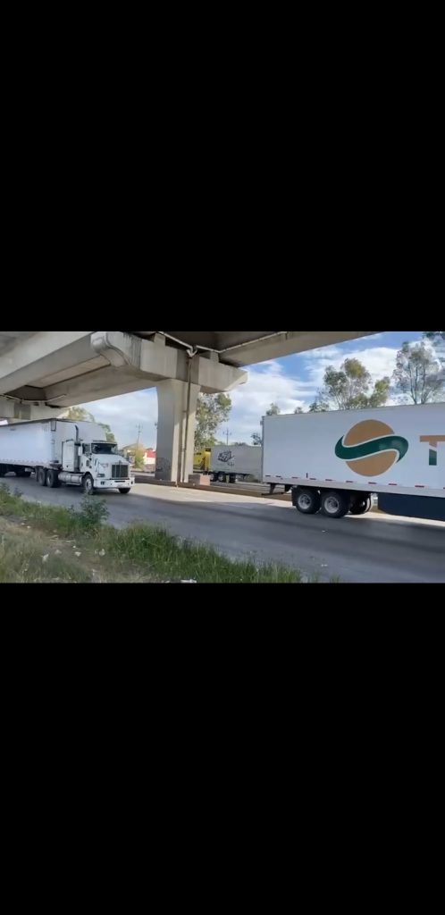 Video: Por conflicto con la 28 de Octubre, locatarios de la Central de Abasto cierran la autopista México-Puebla