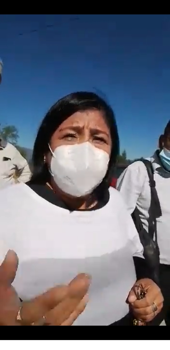 Video desde Puebla: Amagan con linchar a abogada por medir terrenos en conflicto en Chilac