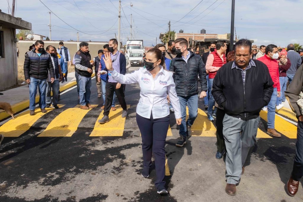 Entrega Paola Angon la pavimentación de la calle Constitución, en Cuachayotla