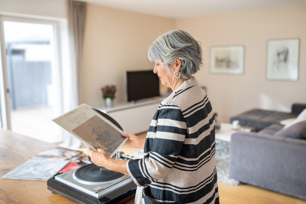 Mujeres del este y sur de México cuidan más su audición que las del resto del país