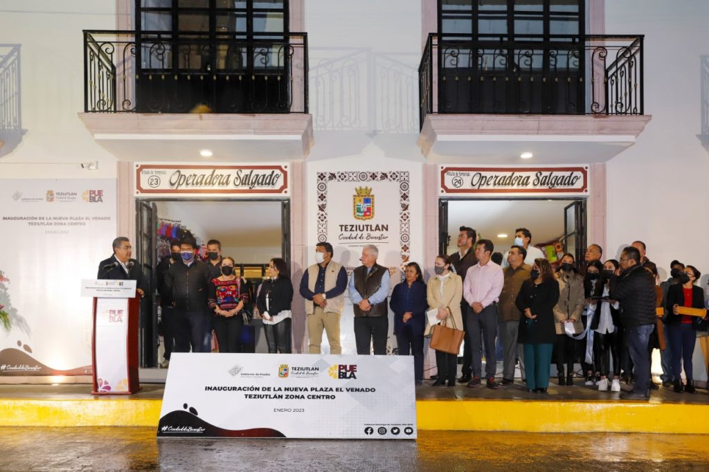 Sergio Salomón y Carlos Peredo inauguran Plaza el Venado, en Teziutlán