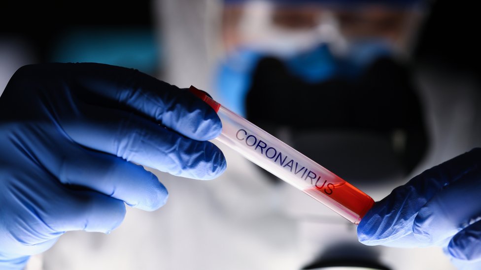 CGTN: China monitorea las mutaciones del coronavirus para ajustar su respuesta ante la COVID-19