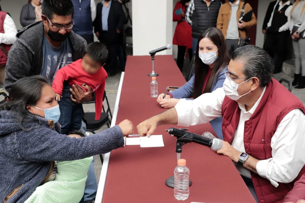 Fotonota: Sergio Salomón Céspedes atiende a poblanos en el “Martes Ciudadano”