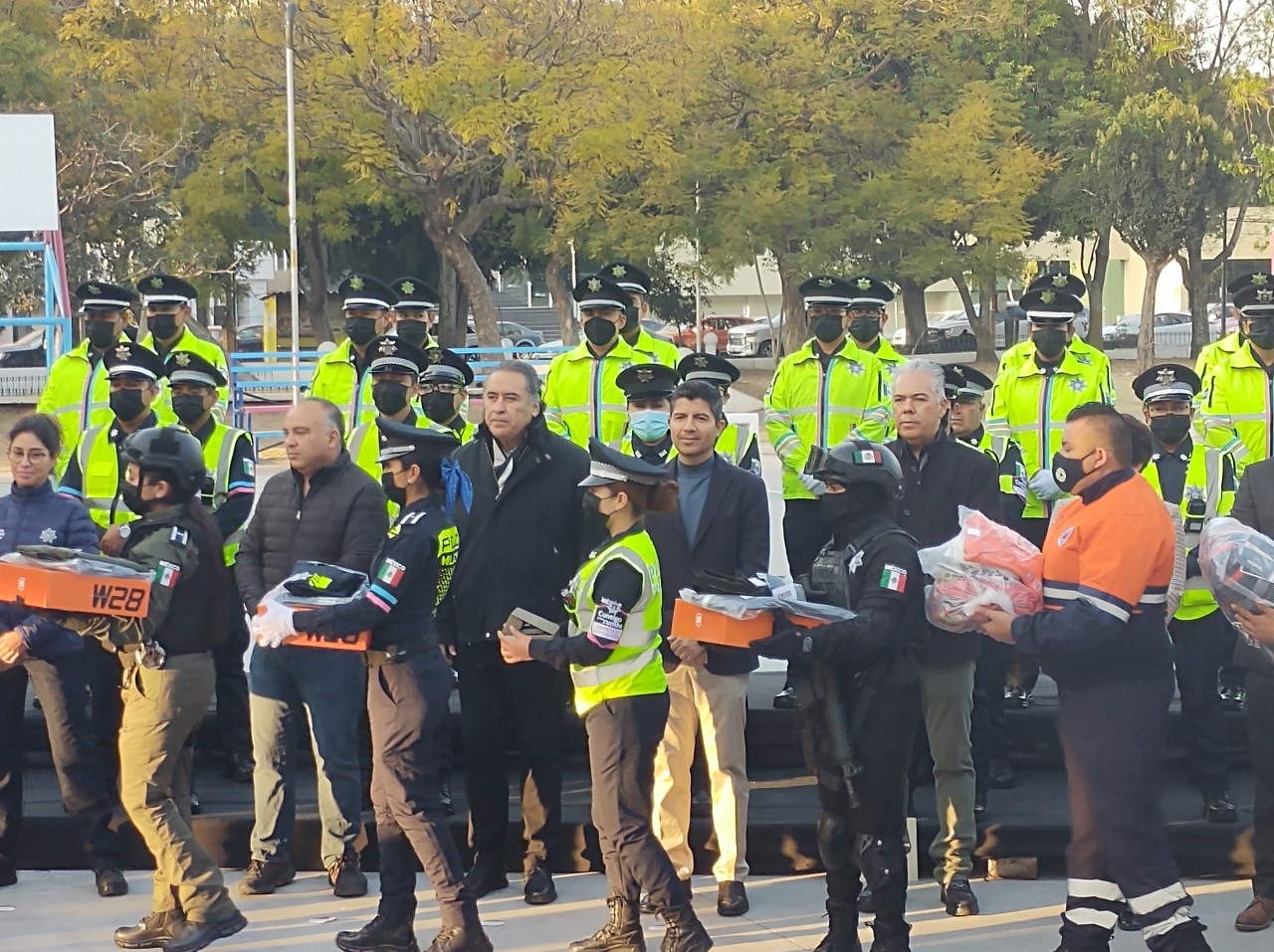 Video desde Puebla: Elementos de tránsito portarán cámaras corporales y Eduardo Rivera entrega uniformes a elementos de la SSC