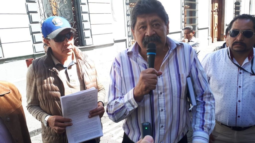 Se manifiestan afuera del Congreso local contra la verificación vehicular