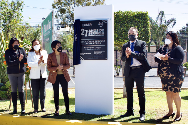 Develan placa conmemorativa por 27 años de servicio de la Estación de Servicio Universitaria