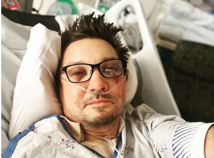 Actor Jeremy Renner reaparece tras accidente con quitanieves