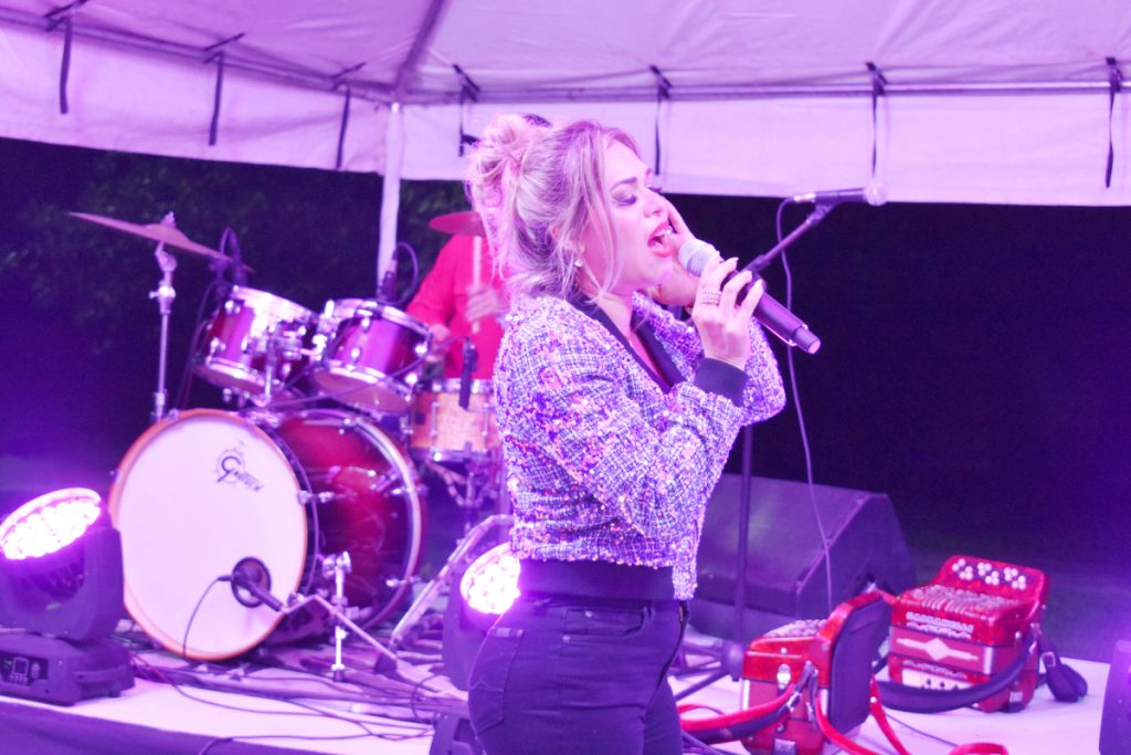 Yoanna Divaluna lanza EP en vivo con increíbles temas