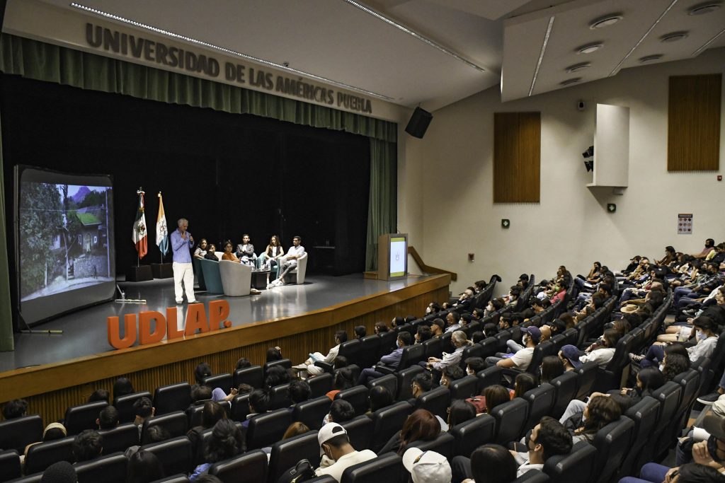 UDLAP reúne a estudiantes de arquitectura durante la visita del Arq. Peter Van Lengen