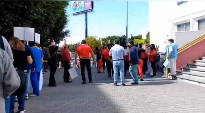 Video desde Puebla: Trabajadores del Issste cierran la 14 sur