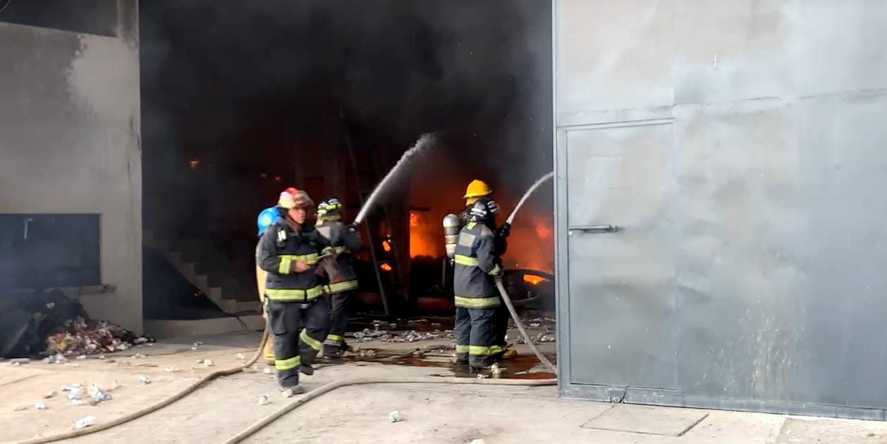 Arde bodega de material reciclaje en Ciudad Serdán