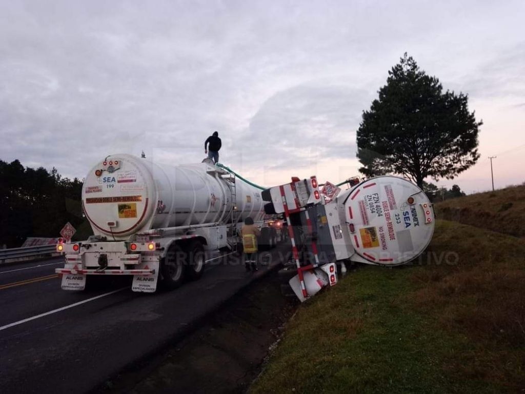 Vuelca pipa con más de 60 mi litros de diésel en El Tejocotal