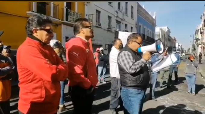 Video desde Puebla: Se manifiestan contra la verificación vehicular