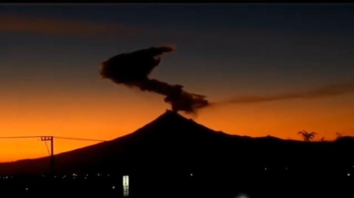 Video desde Puebla: Densas fumarolas del Popocatépetl este fin de semana