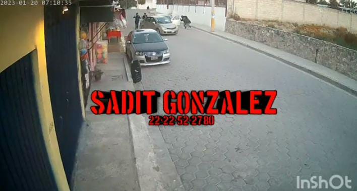 Video desde Puebla: En Tecamachalco, mujer se avienta del carro para no ser levantada