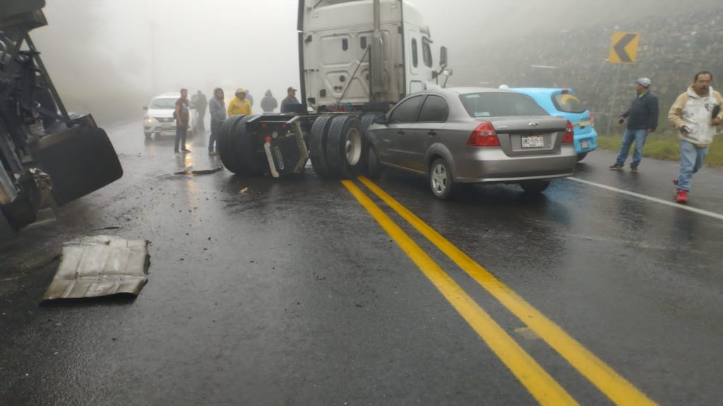 Al menos 8 heridos por volcadura de tanque cisterna en la México-Tuxpan
