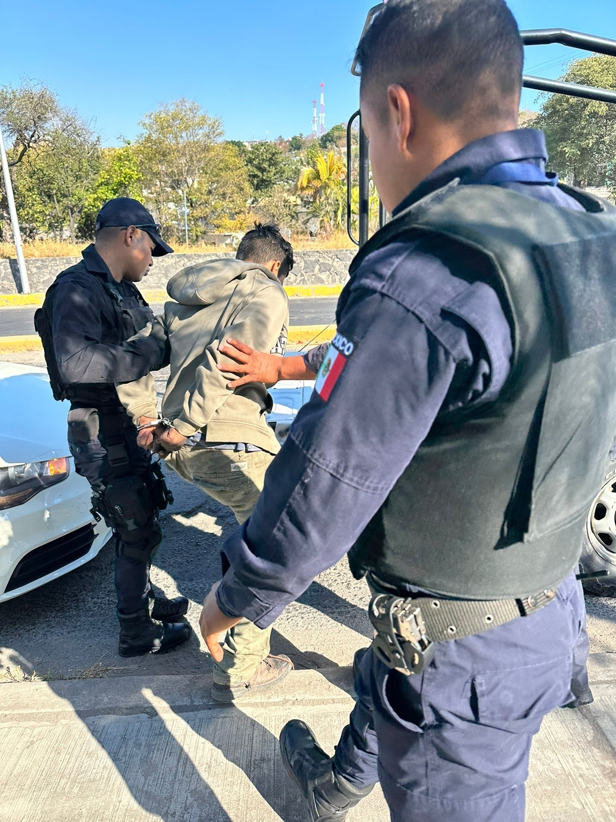 Jóvenes detienen a presunto ladrón que intentaba robarse una moto en Izúcar