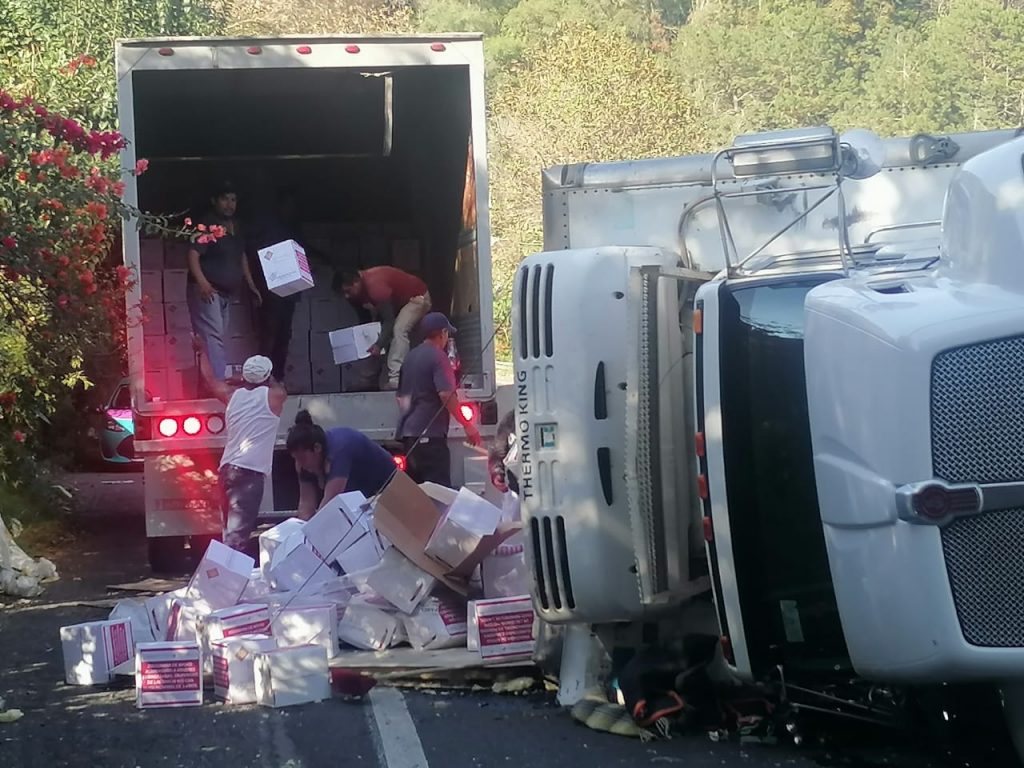 Se voltea camión en la México-Tuxpan