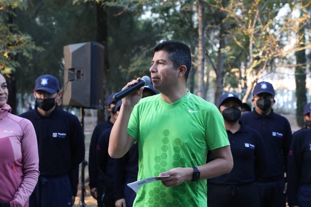 Eduardo Rivera encabeza carrera con cadetes de policía