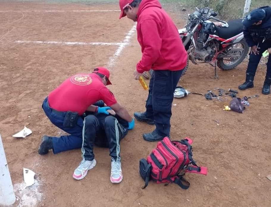 Jovencita se cae de su motocicleta en Xicotepecc